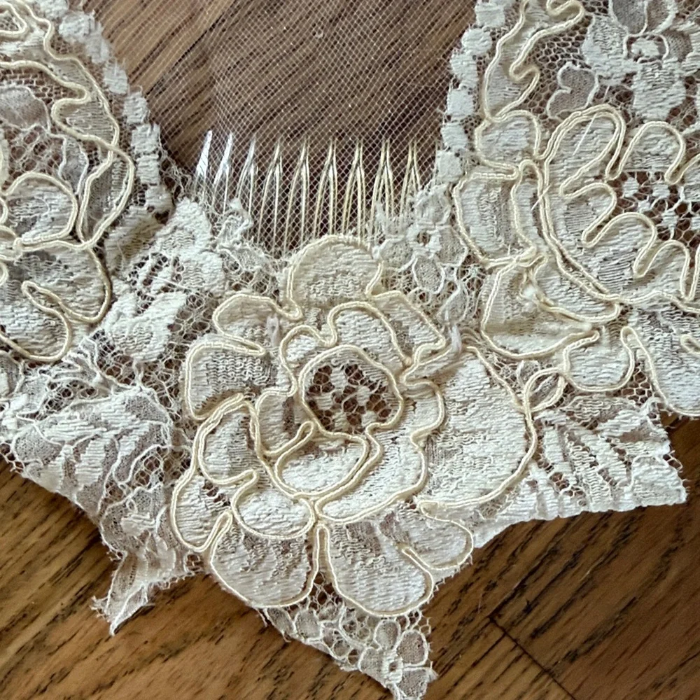 Vintage Ivory Lace-Trim Bridal Veil with Floral Appliqués, Fingertip Length - Picture 9 of 9